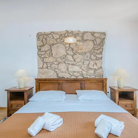 Сasa de vacaciones In With Kitchen Draga Bašćanska
