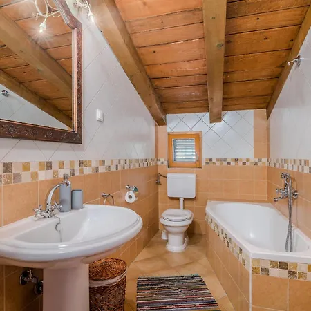 Сasa de vacaciones In With Kitchen Draga Bašćanska